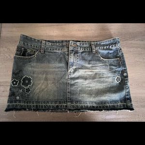 Aero woman’s mini jean skirt with flower accents